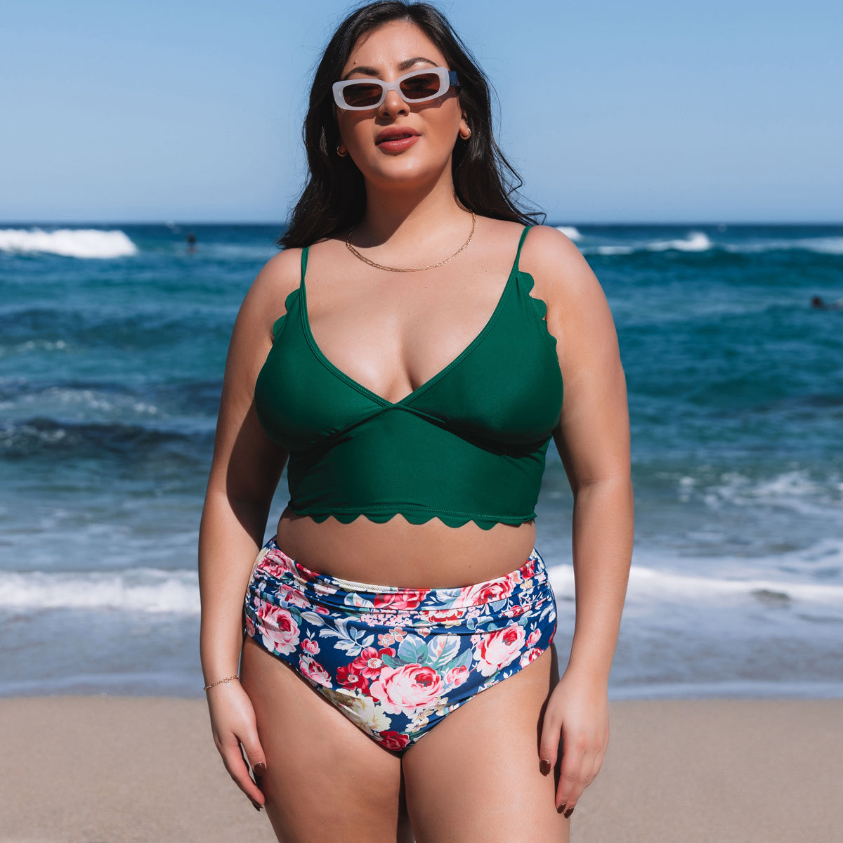 Ocean Chic - Bikini-Set in Übergröße mit Blumenmuster und gewelltem Saum