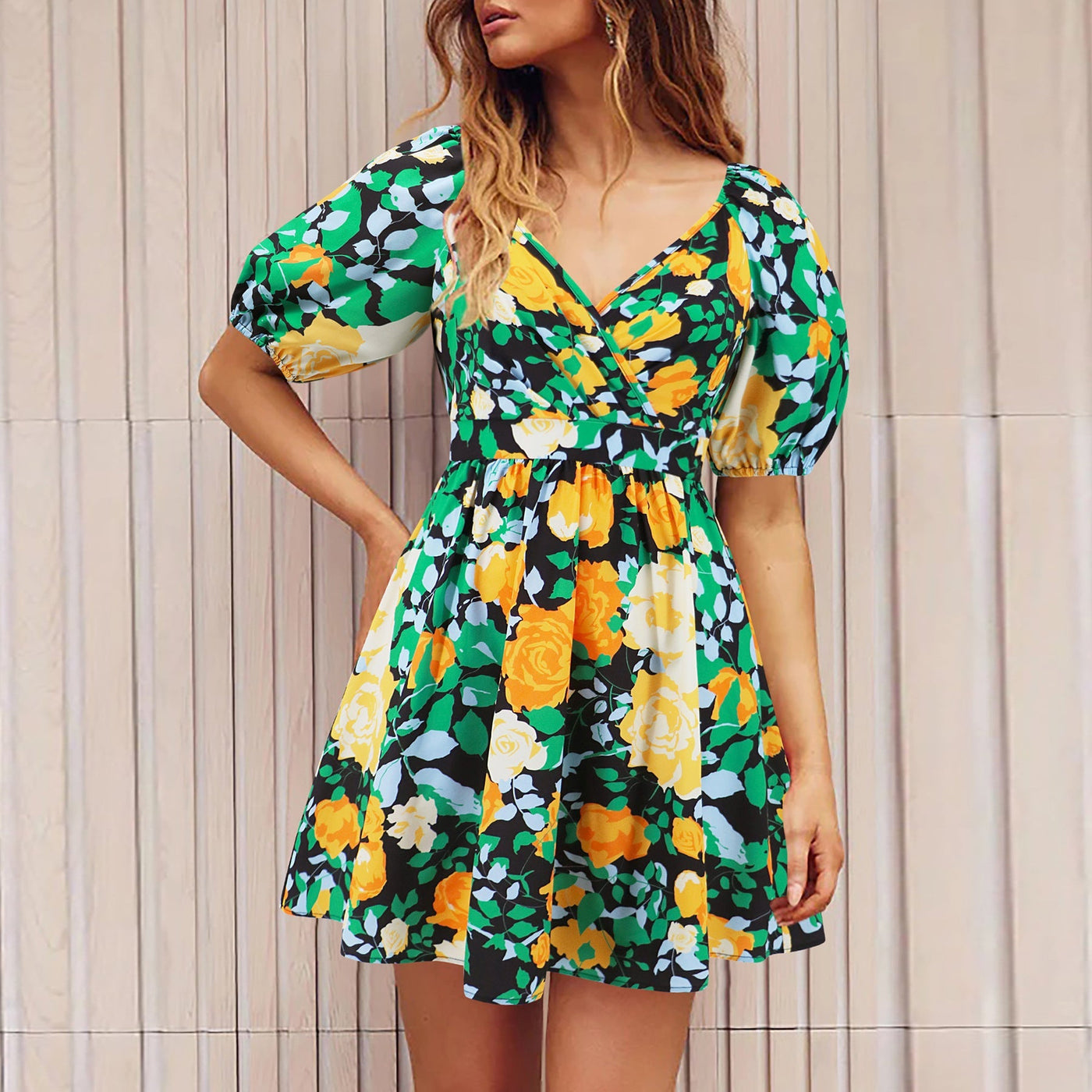 Val - Kleid mit Blumenmuster und V-Ausschnitt