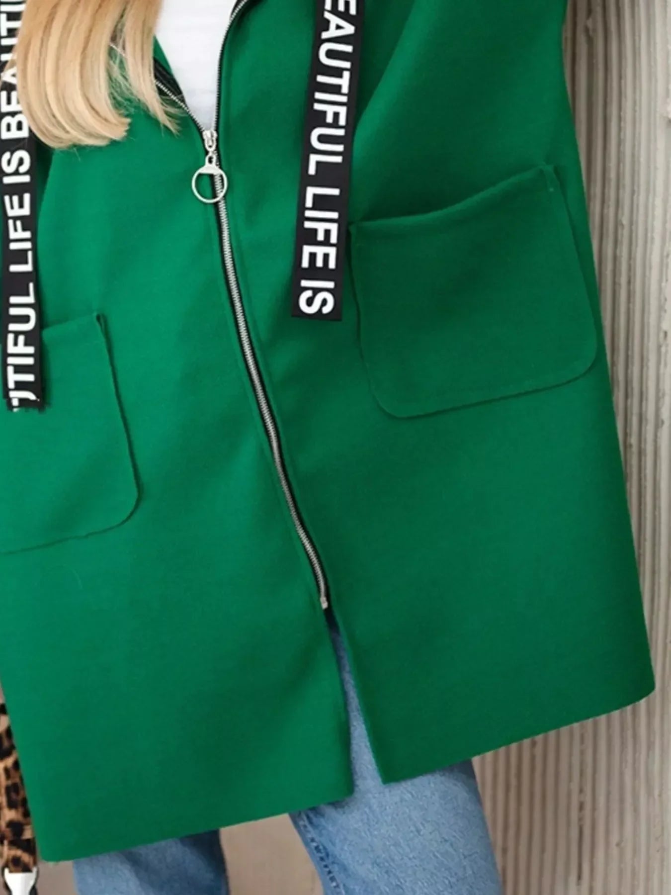 Moderner Kapuzenmantel für Frauen - Nelya