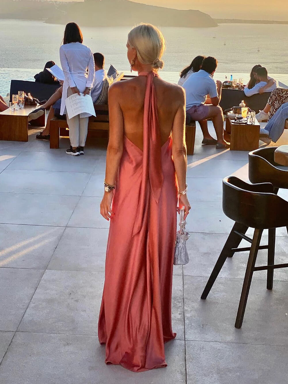Emilia - Sommerkleid aus Satin mit Halfterkragen und ausgestelltem Schnitt