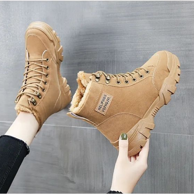 Urbane Damenstiefel mit dicken Sohlen und Metallschnüren - Leona