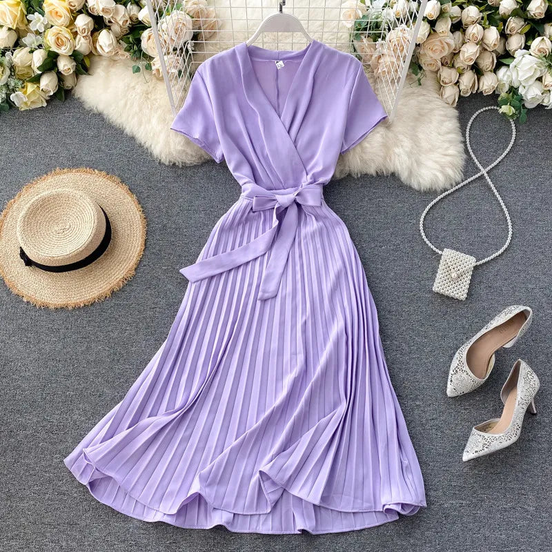 Marbella - Knielanges Plissiertes Kleid mit Hoher Taille und V-Ausschnitt in Einfarbig
