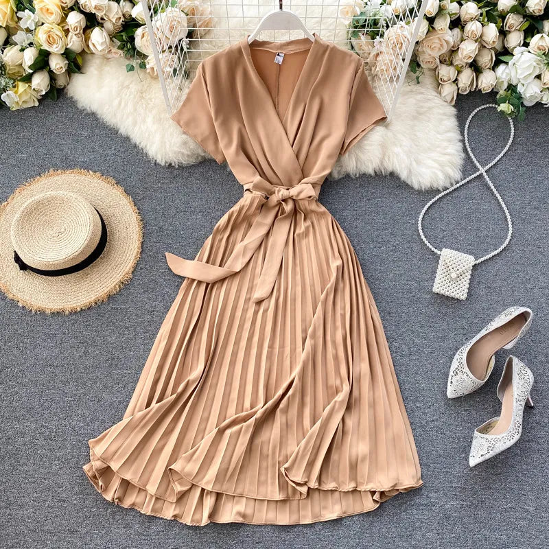 Marbella - Knielanges Plissiertes Kleid mit Hoher Taille und V-Ausschnitt in Einfarbig