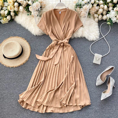 Marbella - Knielanges Plissiertes Kleid mit Hoher Taille und V-Ausschnitt in Einfarbig