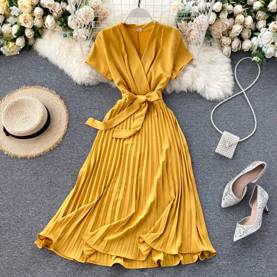 Marbella - Knielanges Plissiertes Kleid mit Hoher Taille und V-Ausschnitt in Einfarbig