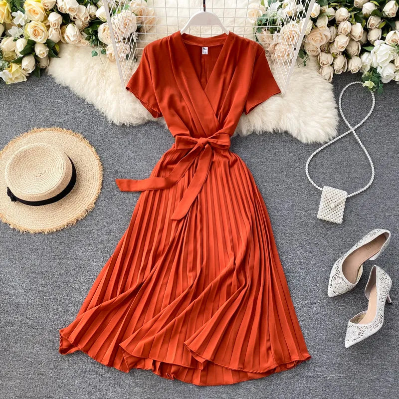 Marbella - Knielanges Plissiertes Kleid mit Hoher Taille und V-Ausschnitt in Einfarbig