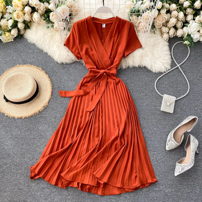 Marbella - Knielanges Plissiertes Kleid mit Hoher Taille und V-Ausschnitt in Einfarbig
