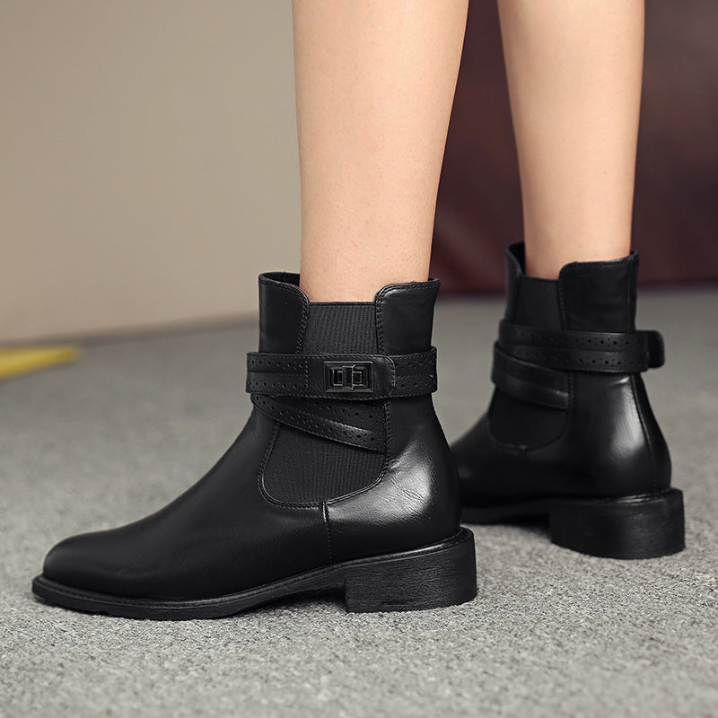 Stiefelette mit klobigem Absatz und Schnalle - Elina