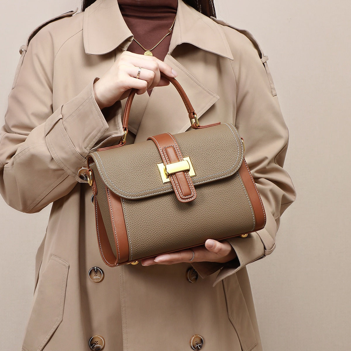 Damenhandtasche aus strukturiertem Leder mit Metallschließe - Natalia
