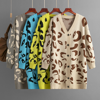 Mila - Gestrickte Leoparden-Strickjacke