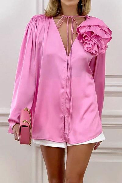 Victoria - Rosafarbene Bluse mit gerafftem V-Ausschnitt und floraler Spitze