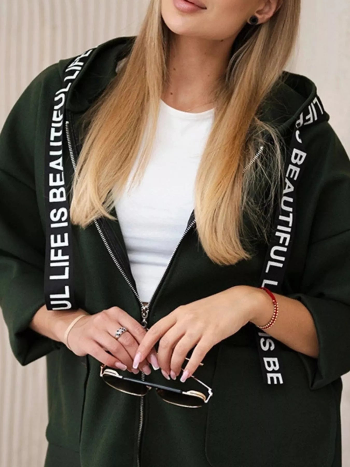 Moderner Kapuzenmantel für Frauen - Nelya