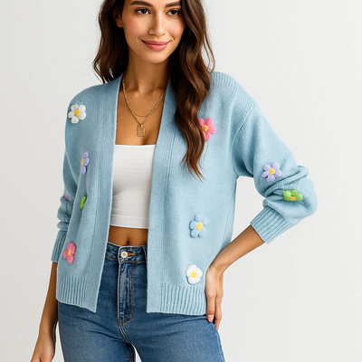 Damenstrickjacke mit dekorativer Blumenapplikation - Lily