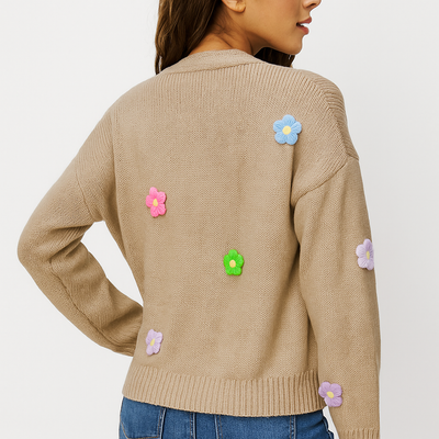 Damenstrickjacke mit dekorativer Blumenapplikation - Lily