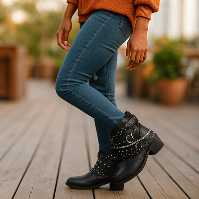 Niedrige Damenstiefel aus veganem Leder mit Schnallen und Ketten - Leticia