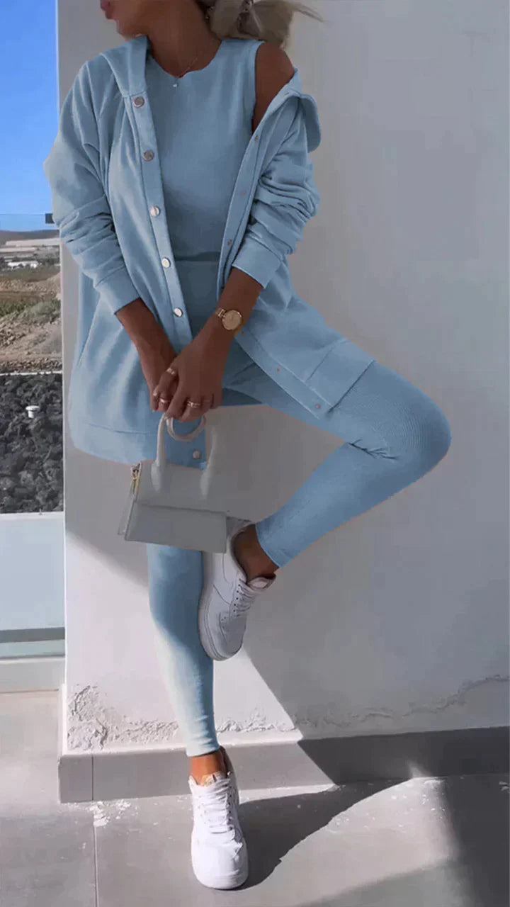 Nera - Dreiteiliges Set bestehend aus einer Strickjacke mit Kapuze, einem Oberteil und einer Hose