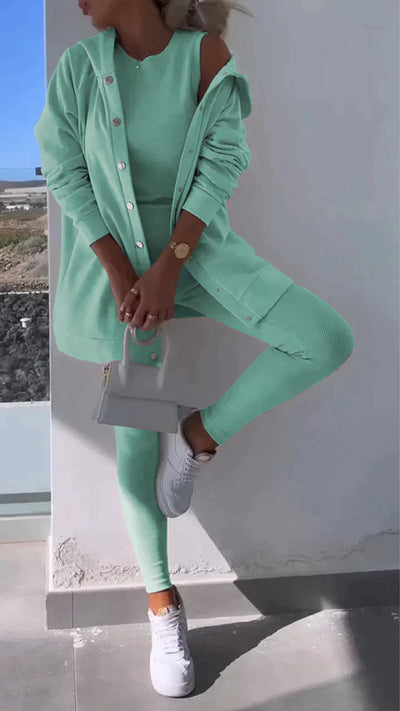 Nera - Dreiteiliges Set bestehend aus einer Strickjacke mit Kapuze, einem Oberteil und einer Hose