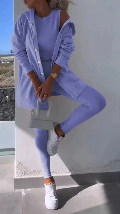 Nera - Dreiteiliges Set bestehend aus einer Strickjacke mit Kapuze, einem Oberteil und einer Hose