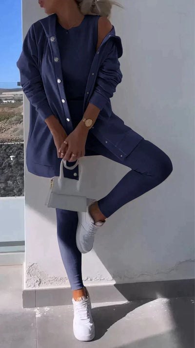 Nera - Dreiteiliges Set bestehend aus einer Strickjacke mit Kapuze, einem Oberteil und einer Hose