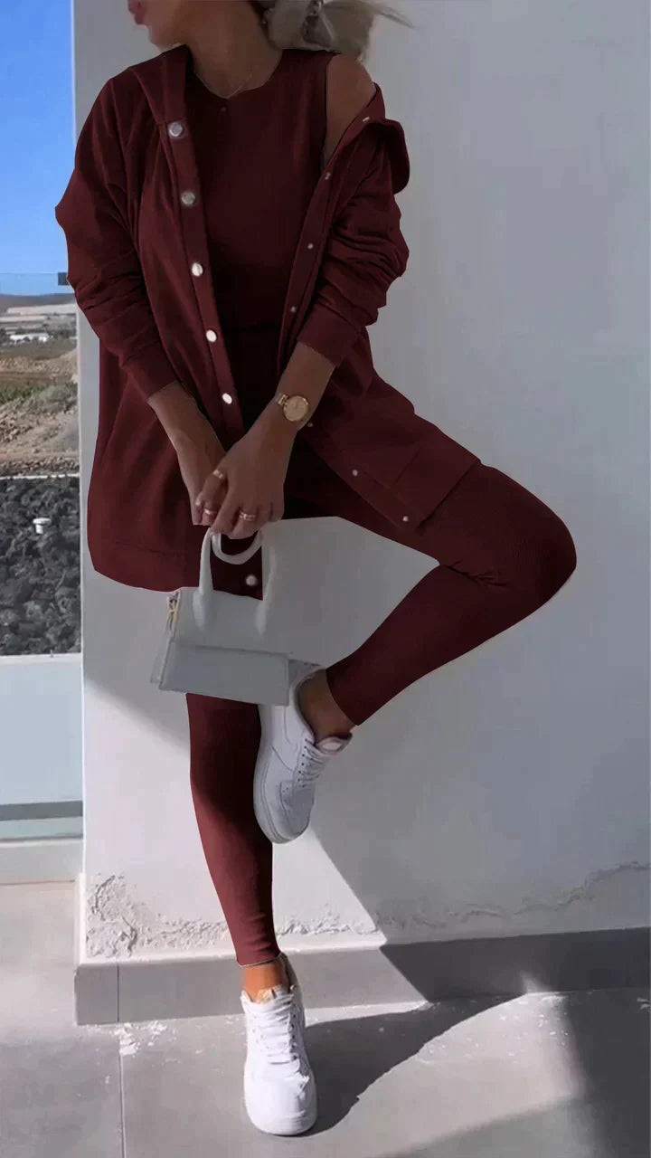 Nera - Dreiteiliges Set bestehend aus einer Strickjacke mit Kapuze, einem Oberteil und einer Hose