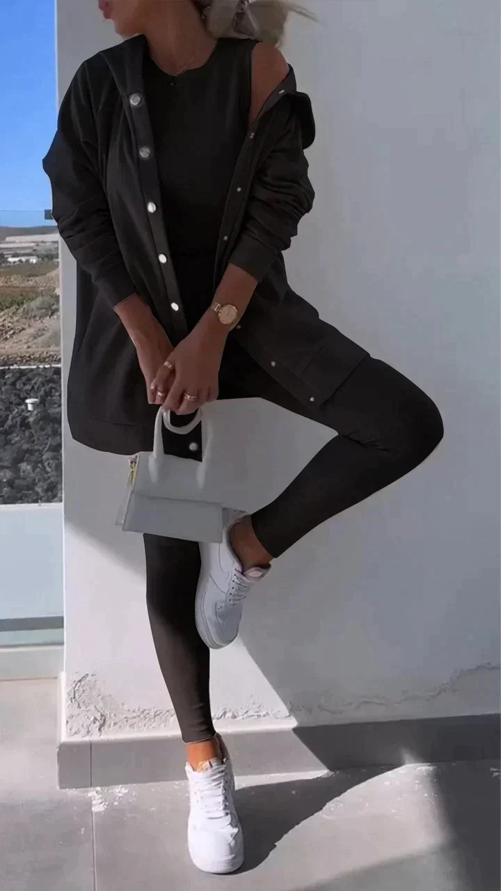 Nera - Dreiteiliges Set bestehend aus einer Strickjacke mit Kapuze, einem Oberteil und einer Hose