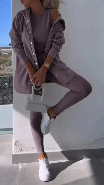 Nera - Dreiteiliges Set bestehend aus einer Strickjacke mit Kapuze, einem Oberteil und einer Hose