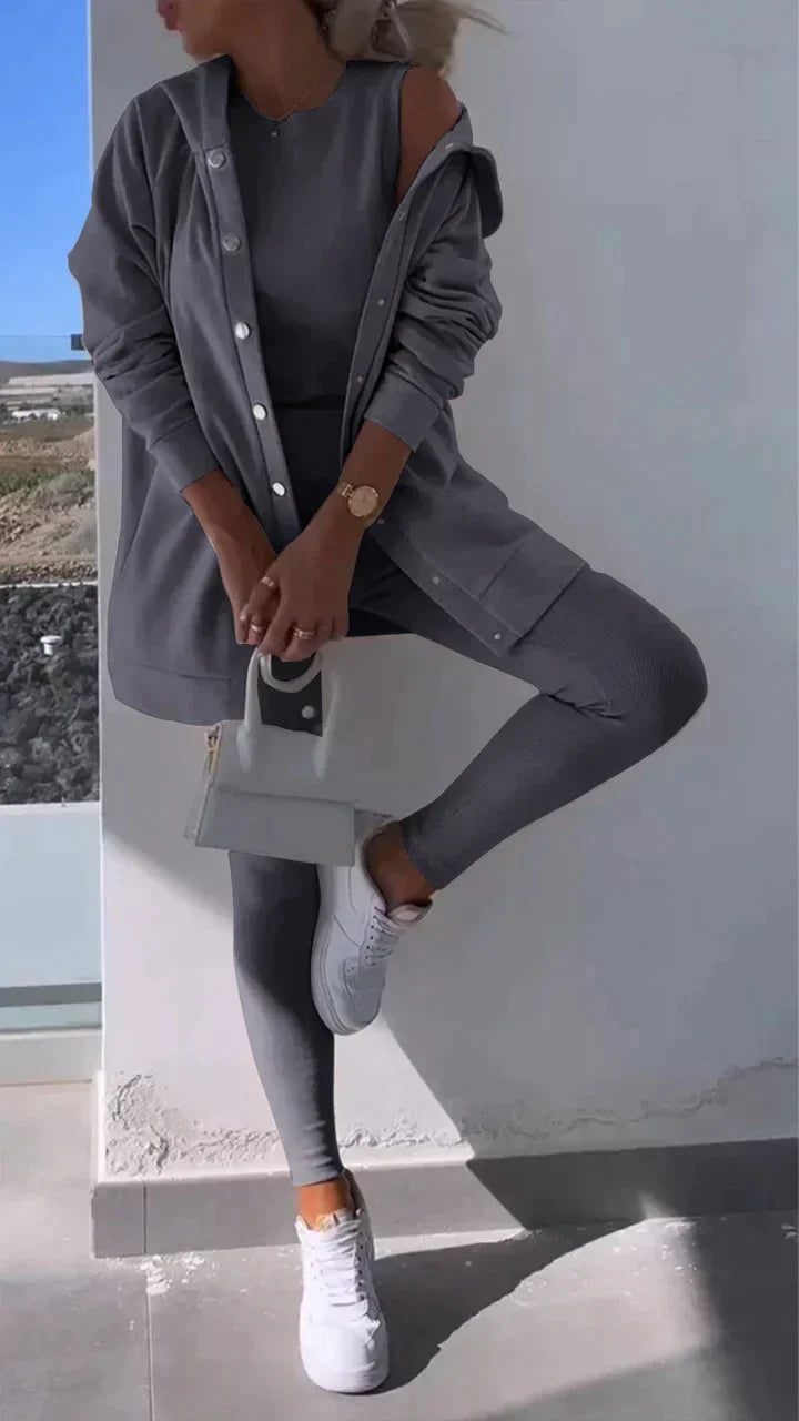 Nera - Dreiteiliges Set bestehend aus einer Strickjacke mit Kapuze, einem Oberteil und einer Hose
