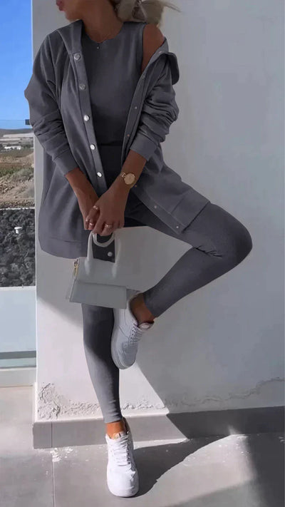 Nera - Dreiteiliges Set bestehend aus einer Strickjacke mit Kapuze, einem Oberteil und einer Hose