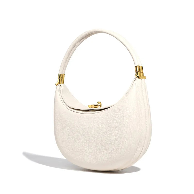 Halbmondförmige Tasche aus veganem Leder mit goldener Hardware - Yuna