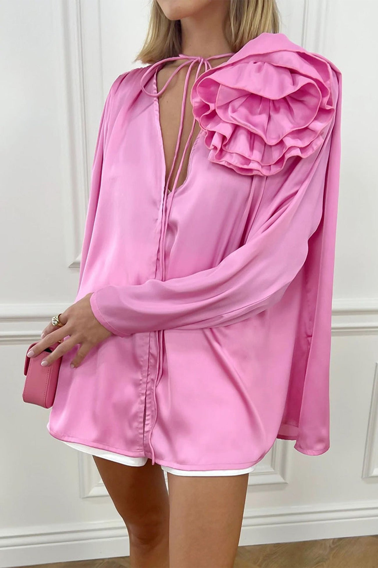 Victoria - Rosafarbene Bluse mit gerafftem V-Ausschnitt und floraler Spitze