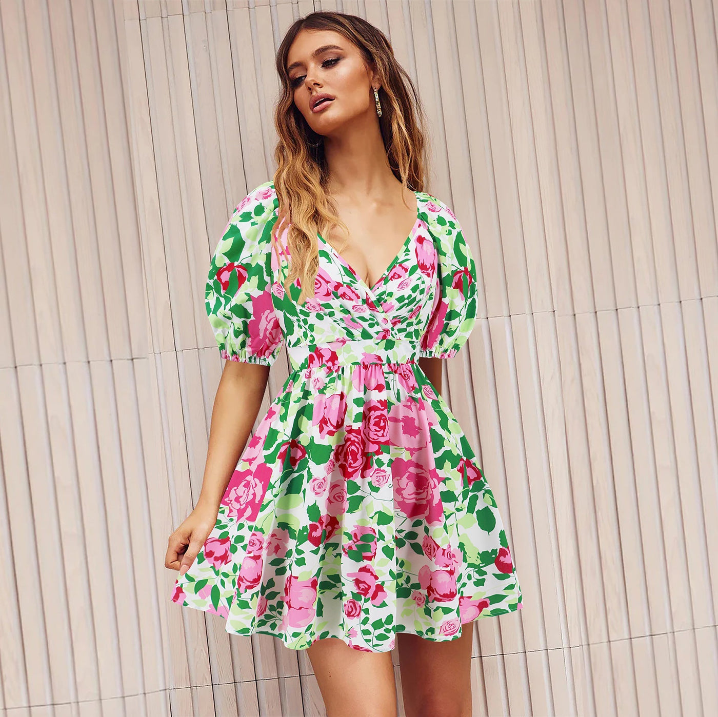Val - Kleid mit Blumenmuster und V-Ausschnitt