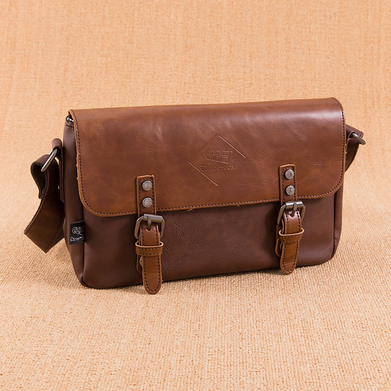 Herren-Umhängetasche aus Kunstleder mit Vintage-Schnallen - Matthew