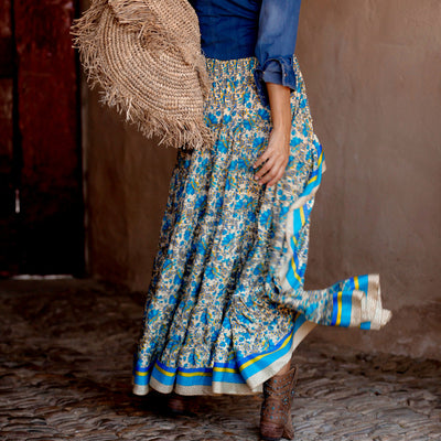 Langer Boho-Rock mit schickem Ethno-Print, perfekt für einen lässigen und eleganten Look
