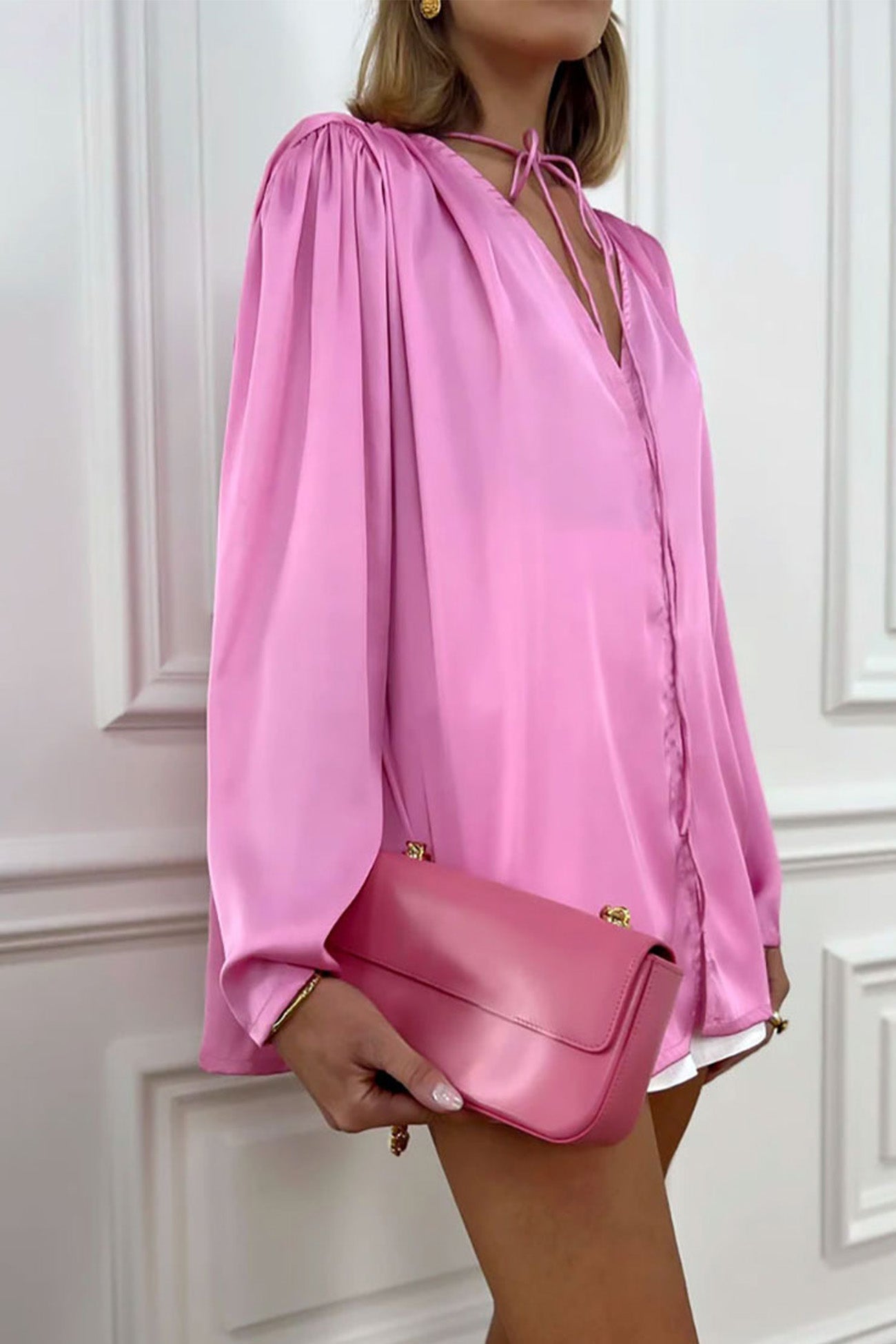 Victoria - Rosafarbene Bluse mit gerafftem V-Ausschnitt und floraler Spitze