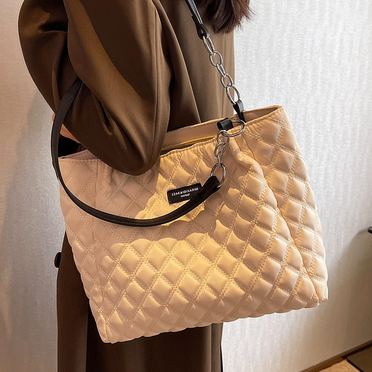 Gesteppte Shopper-Tasche für Damen mit Doppelgriffen und Metallkette - Eloisa