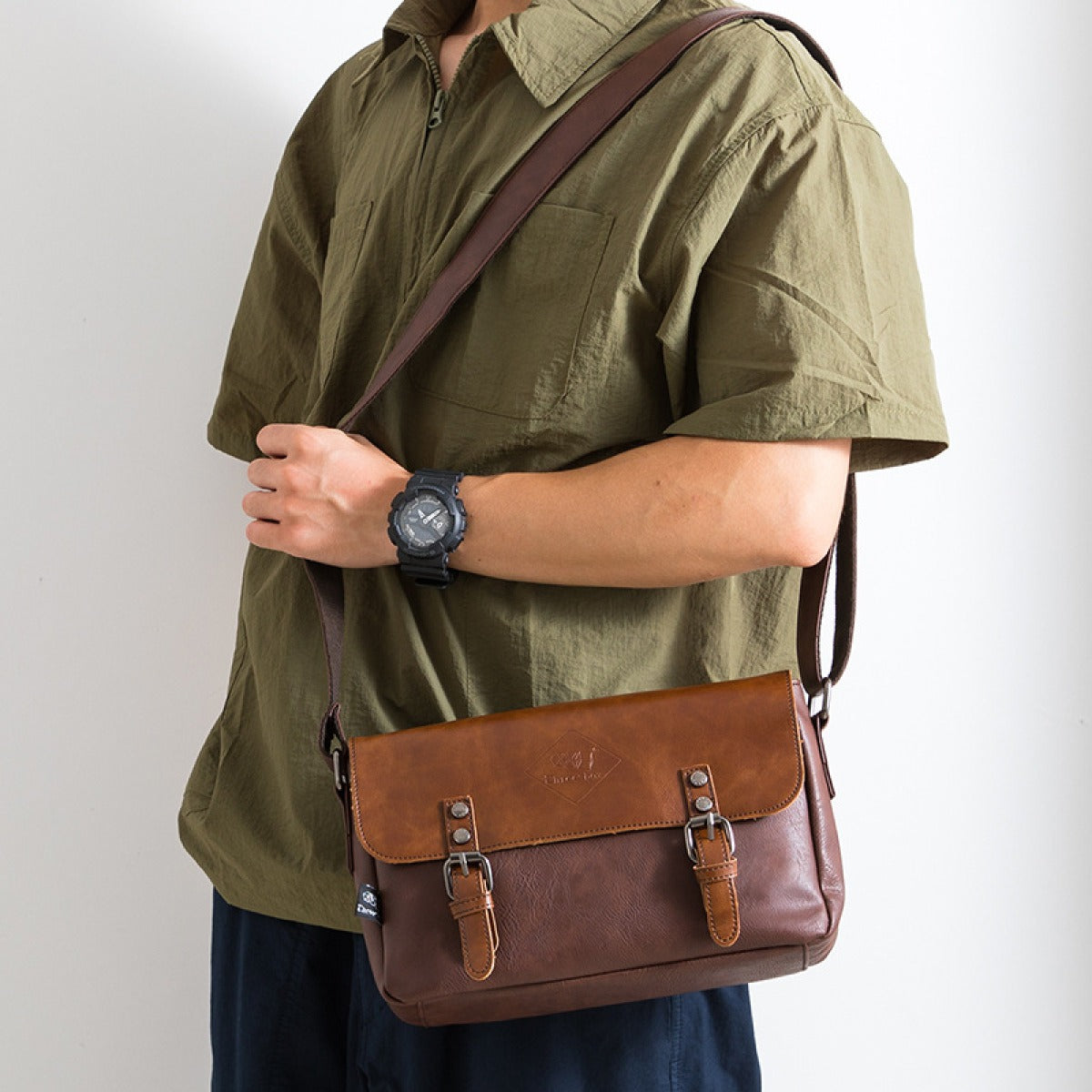 Herren-Umhängetasche aus Kunstleder mit Vintage-Schnallen - Matthew