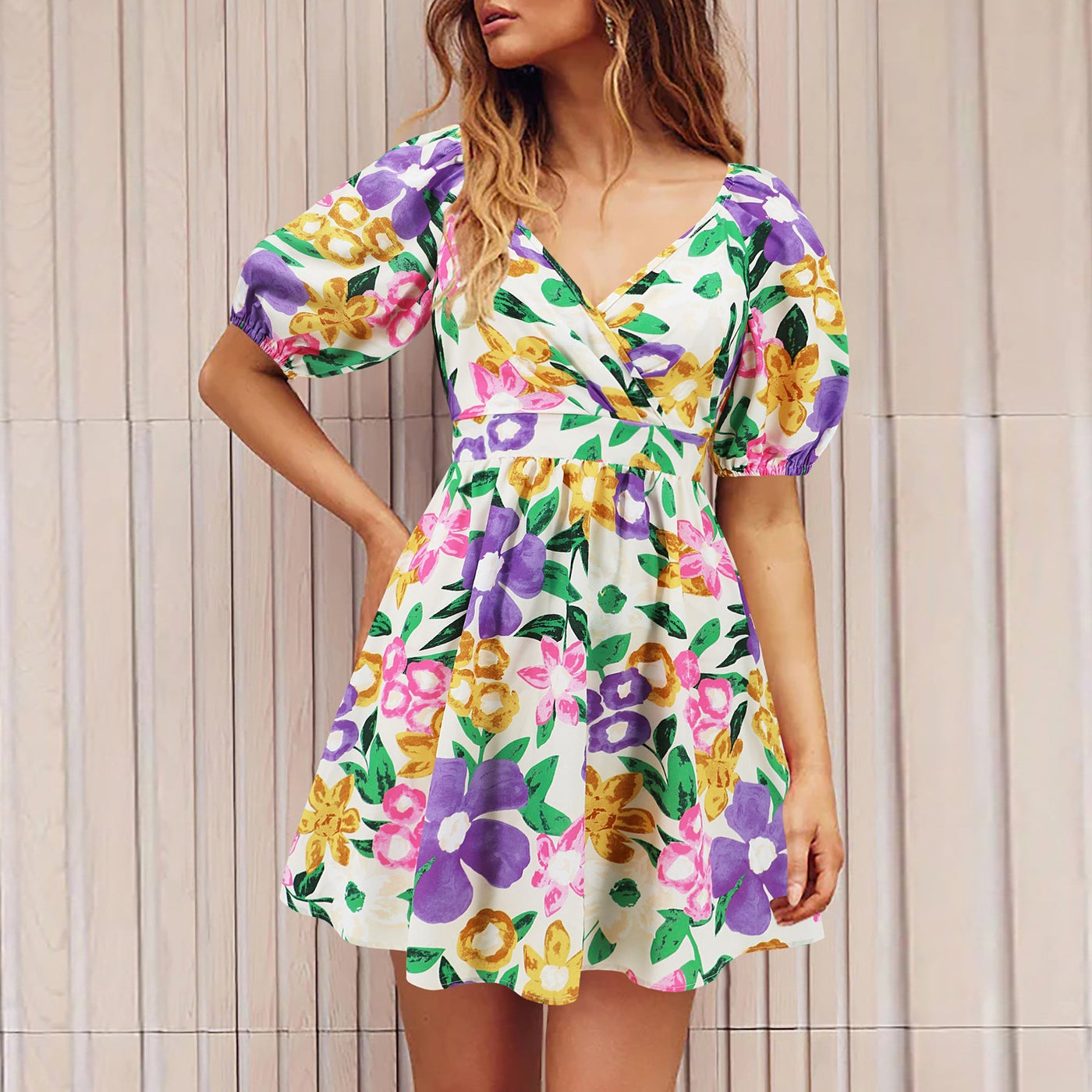Val - Kleid mit Blumenmuster und V-Ausschnitt
