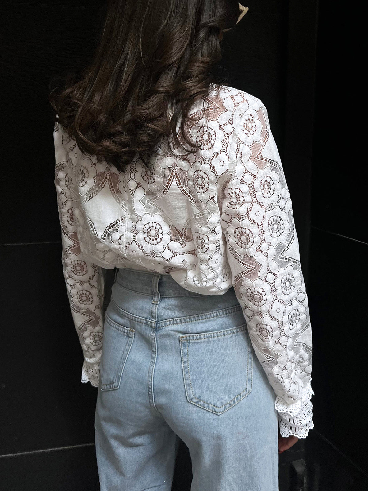 Hannah - Halbtransparentes T-Shirt mit floraler Spitzenstickerei und Rundhalsausschnitt