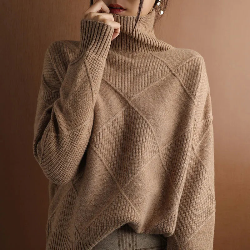 Cloe Blair - Rollkragenpullover