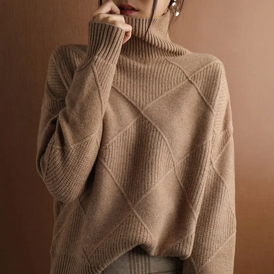 Cloe Blair - Rollkragenpullover