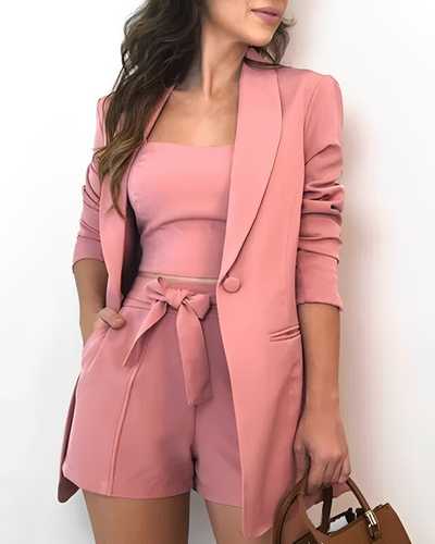 Damenoutfit mit leichtem Blazer und eleganten Shorts - Darelis