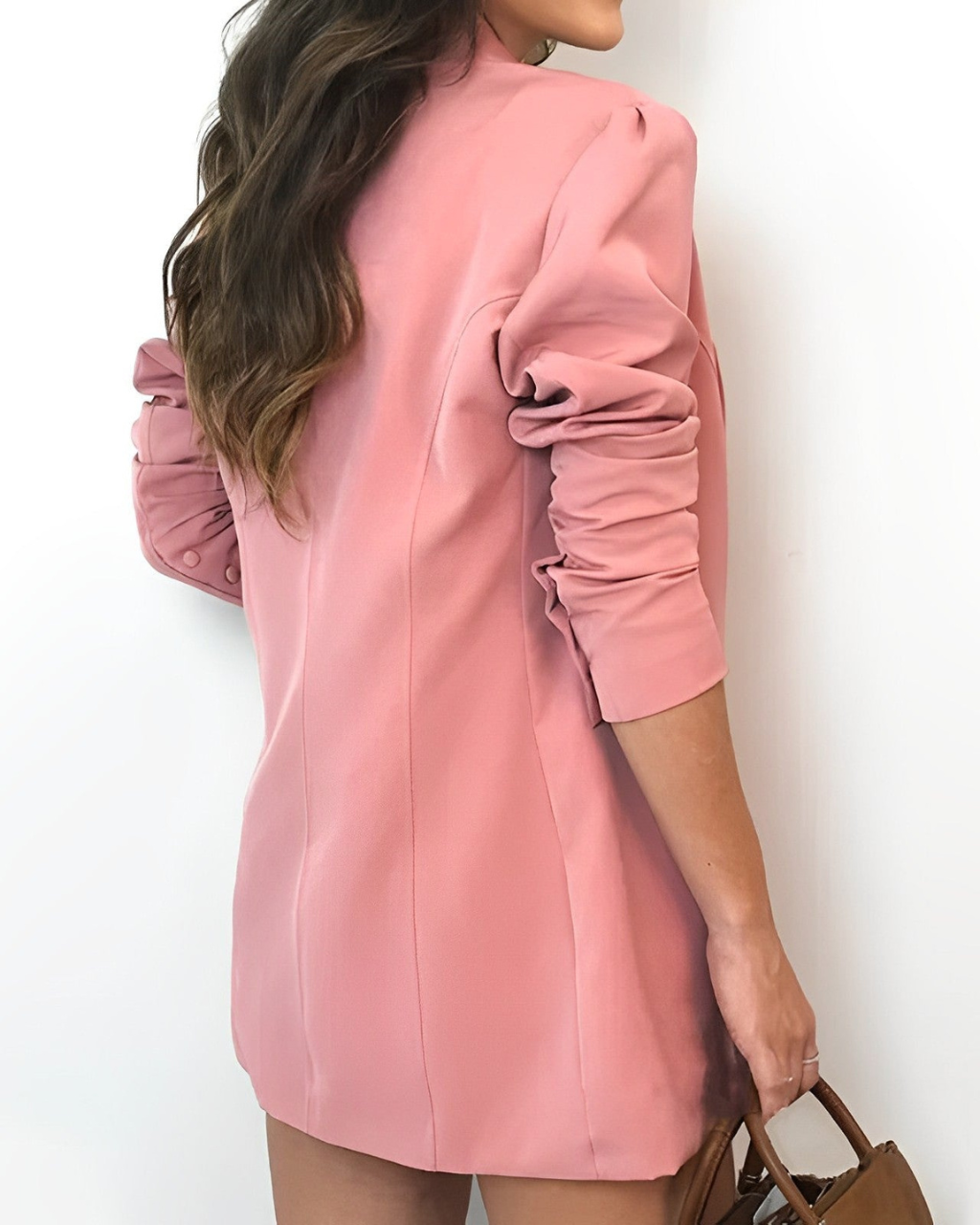 Damenoutfit mit leichtem Blazer und eleganten Shorts - Darelis