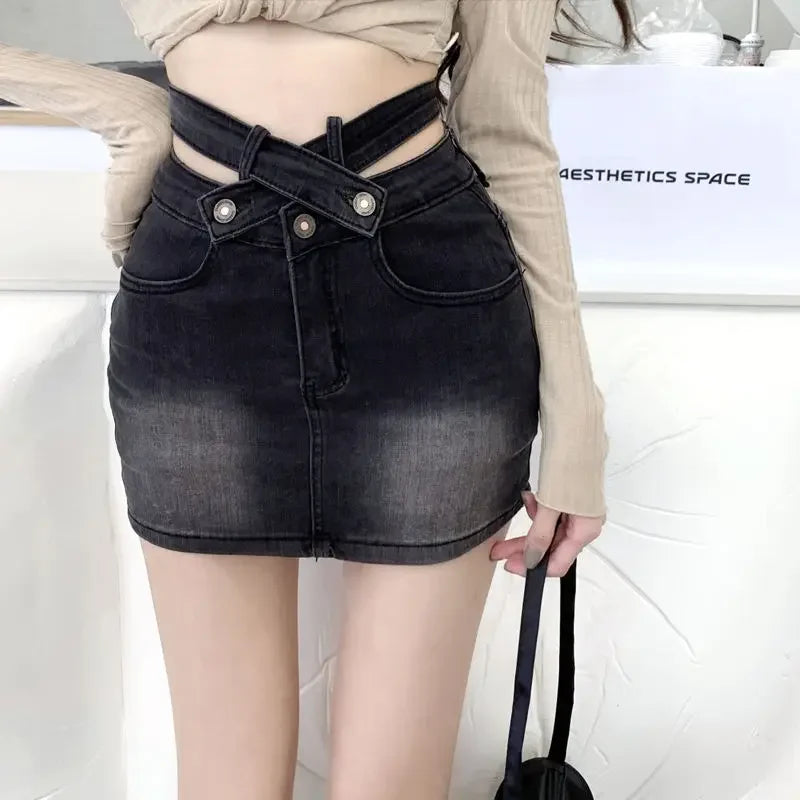 Nori - Moderner Denimrock mit ausgeschnittenem Bund