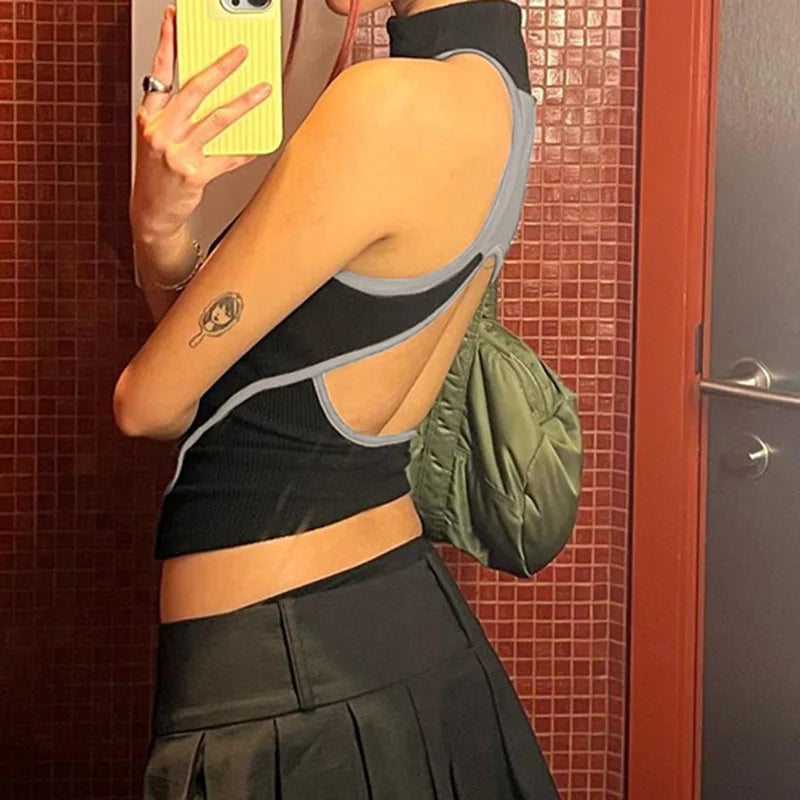 Zoe - Sportliches Crop-Top mit hohem Kragen