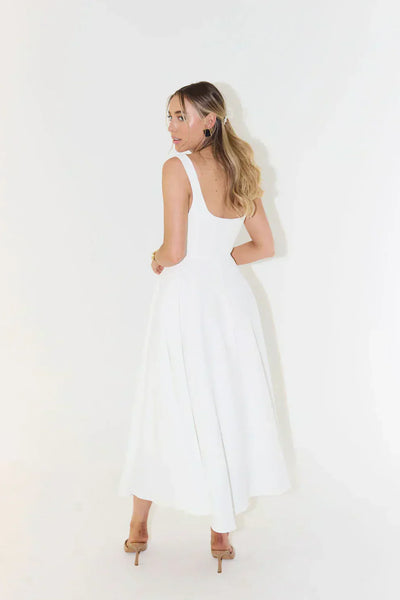 Melody - Neues mittellanges, schlichtes und tailliertes trägerloses Kleid