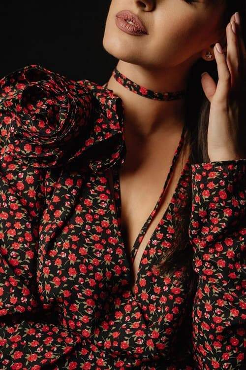 Bertha - Midikleid mit V-Ausschnitt und Blumen