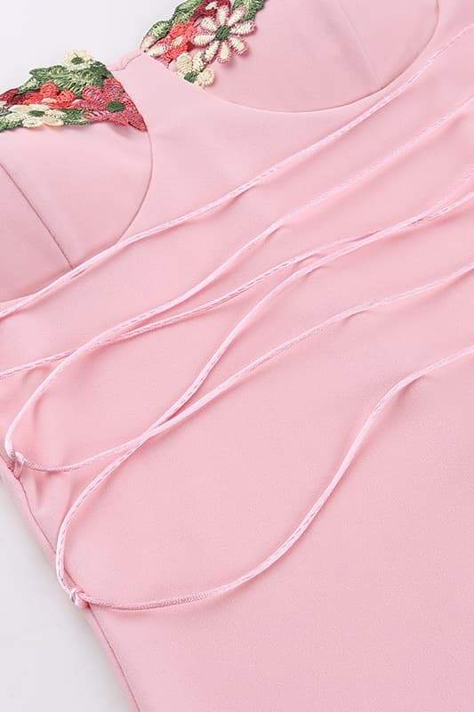 Brenda - Midikleid mit floraler Stickerei und Schnürung