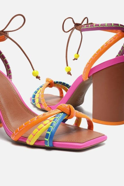 Ciara - Hochhackige Sandalen mit geknotetem Riemen
