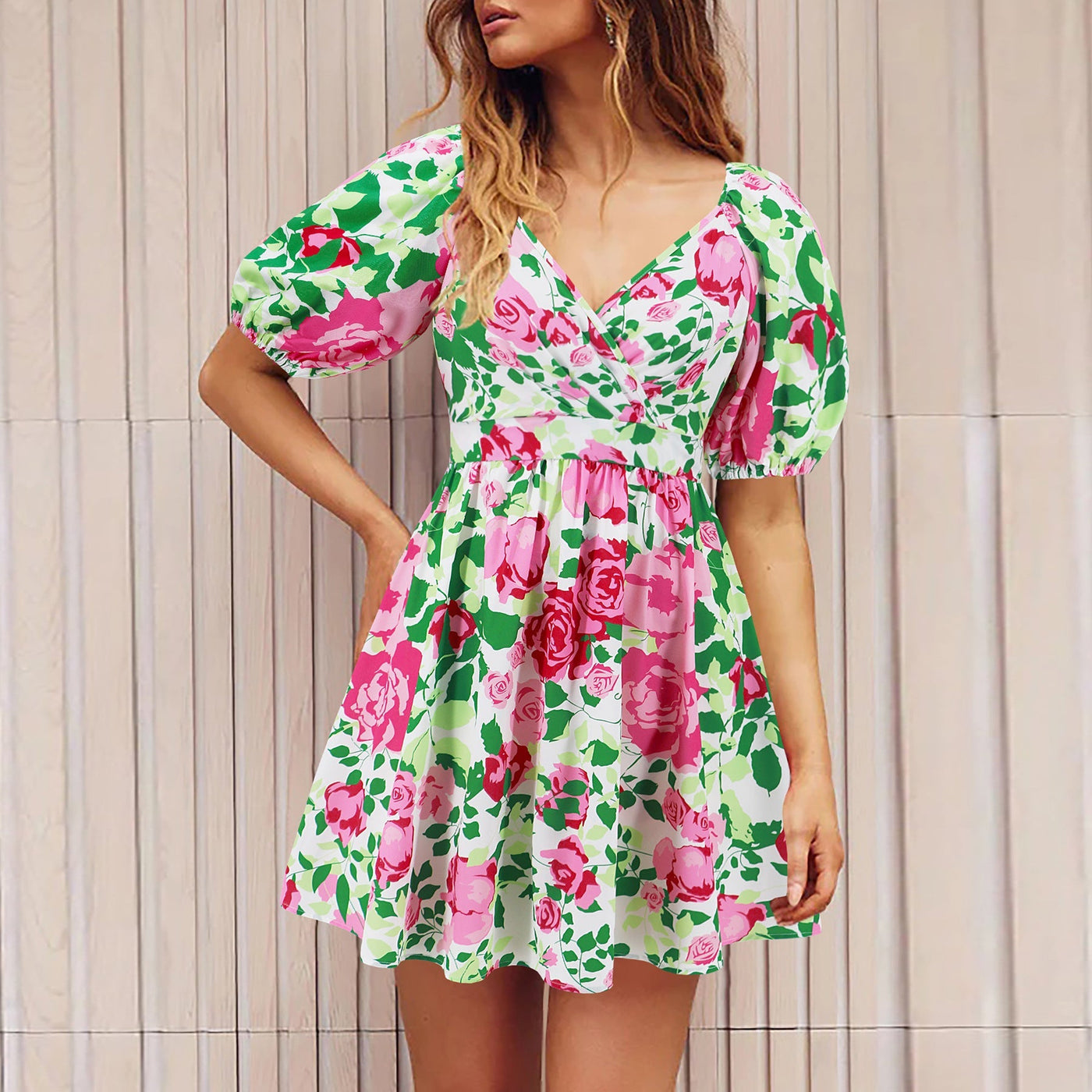 Val - Kleid mit Blumenmuster und V-Ausschnitt