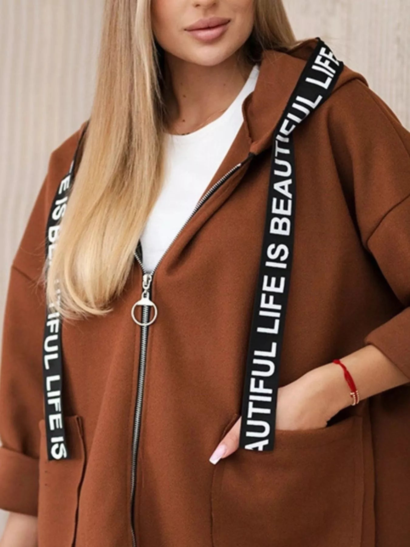 Moderner Kapuzenmantel für Frauen - Nelya